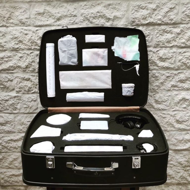 Projet Nomade Valise ouverte contenant divers outils et fournitures organisés à l'intérieur.
